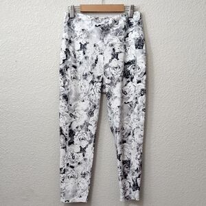 Marika Cropped Floral Black and White Activewear Workout Leggings Size Medium